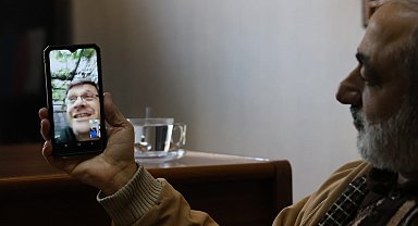 Emekli öğretmen, "akıllı telefonla" öğrencileriyle bağlantıyı koparmadı