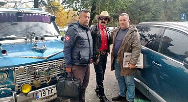 Emekli sınıf öğretmeni giyimi ve tarzı ile dikkatleri üzerine çekiyor