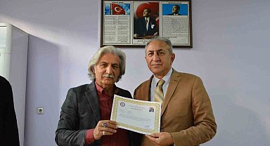 Emekliye ayrılacak olan 41 yıllık eğitimci Bülent Tonoz'a başarı belgesi