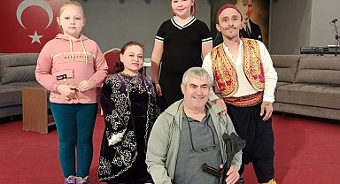 Engelli çift çocuk oyunuyla minikleri kahkahaya boğdu