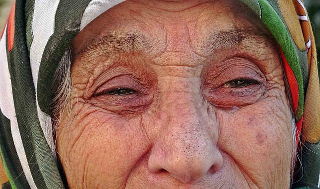 Engelli kızıyla birlikte evinden çıkarılan yaşlı kadın gözyaşlarına boğuldu