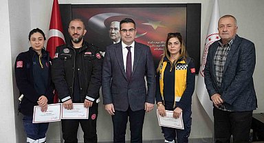 Erken müdahaleyle kalp krizi geçiren gazetecinin hayatını kurtaran ambulans ekibine başarı belgesi