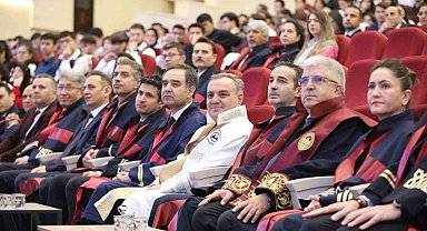 ERÜ'de tıp öğrenimine başlayan öğrenciler törenle önlük giydi