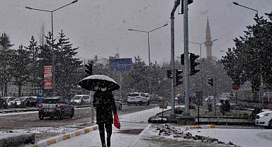Erzurum güne karla başladı