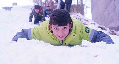 Erzurum'da çocukların kartopu savaşı