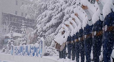 Erzurum'da kar yağışı hayatı olumsuz etkiliyor