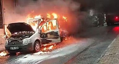 Esenler'de park halindeki otomobil alev alev yandı: Yangın arkadaki minibüse de sıçradı