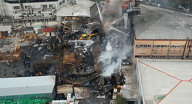 Esenyurt'ta fabrika deposundaki yangın söndürüldü