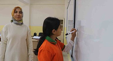 Eşini ve çocuklarını depremde kaybedip bacağı ampute olan Zeynep öğretmen öğrencileriyle hayata tutundu