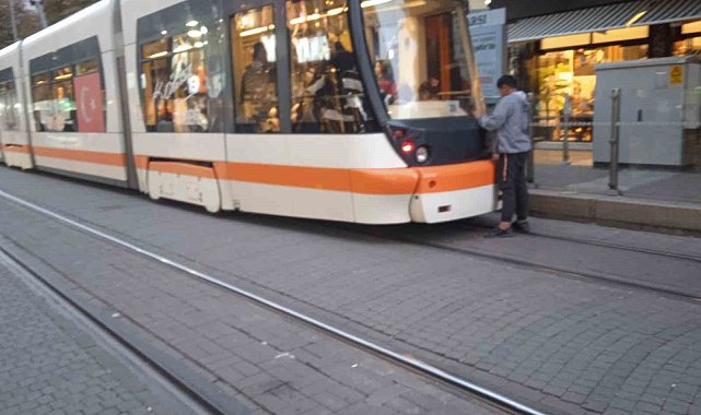 Eskişehir'de bir çocuğun tramvaya tutunma çabası hayret ettirdi