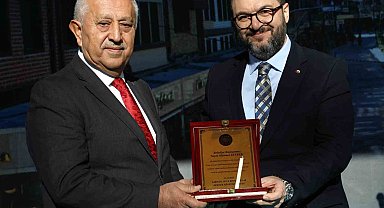 Esnaflardan Başkan Zeybek'e teşekkür plaketi
