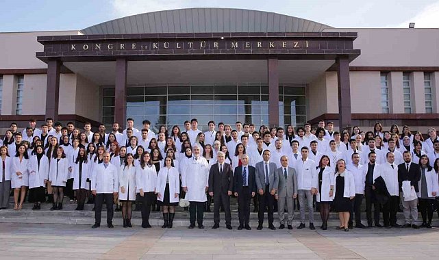 ESOGÜ'lü genç diş hekimi adayları beyaz önlüklerini giydi