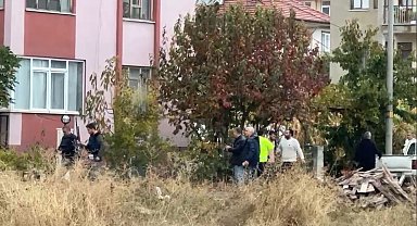 Evden ayrılan eşinin ikametini silahla basmaya çalıştı, polisler son anda durdurdu