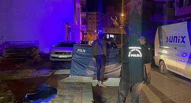 Evinde bıçaklanan genç son nefesini sokak ortasında verdi