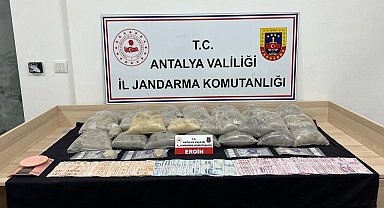 Evini uyuşturucu imalathanesine çevirdi, jandarma operasyonuyla yakalandı