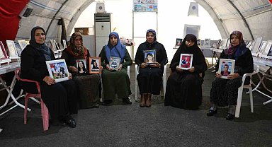 Evlat nöbetindeki anne, PKK'nın elinde olan kızının Öğretmenler Günü'nü kutladı