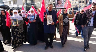 Evlat nöbetindeki anne: "HDP ve PKK ile yüreklerimizle savaşıyoruz"
