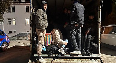 Ezine'de 64 kaçak göçmen ile 4 organizatör yakalandı