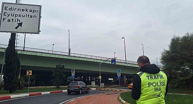 Fatih'te yayalara yol vermeyen sürücü tepki gösterse de cezadan kaçamadı