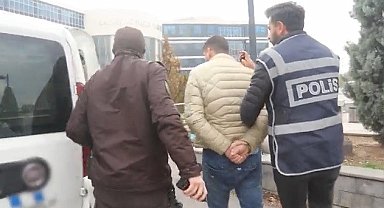 Fazla yolcu taşırken yakalandı, polise çarparak yaraladı