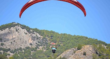 Fethiye'de sağlık personelleri yamaç paraşütü yaptı, Türk bayrağı açtı