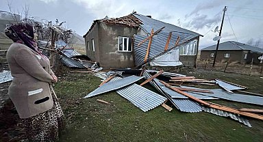 Fırtınada evlerinin çatısı uçan aile deprem zannederek kendilerini dışarı attı