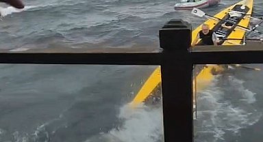 Fırtınalı havada denize açılan kanocular ölümle burun buruna geldi
