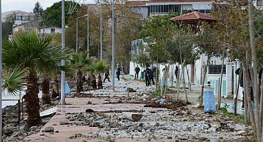Fırtınanın hasar verdiği sahil temizlendi
