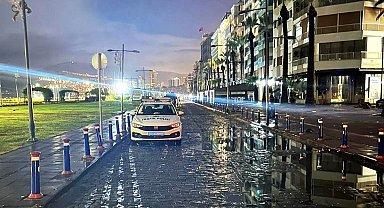Fırtınanın vurduğu İzmir'de çalışmalar gece de sürüyor