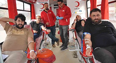 Gazetecilerden Kızılay'a kan bağışı