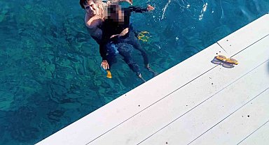 Gazetecileri çağırdı, ayağına bağladığı kum torbasıyla denize atladı