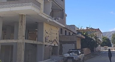 Gaziantep'te ağır hasarlı binanın duvarı aracın üzerine çöktü