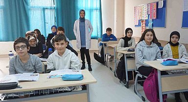 Genç yaşta kanseri yenen öğretmen öğrencilerini geleceğe hazırlıyor