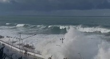 Giresun'un Tirebolu ilçesinde fırtına sonrası deniz taştı, ilçe merkezini su bastı