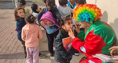 Gönüllü gençler, köy okullarına kitap desteği sağlıyor