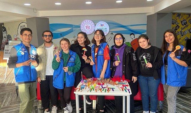Gönüllü öğrenciler, minik kardeşleri için kolları sıvadı