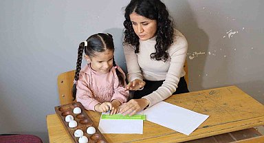 Görme engelli öğretmen, görme engelli minik Fatmanur'un ışığı oldu