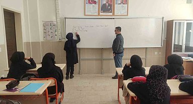 Görme engelli Serkan öğretmen öğrencilerine ışık oluyor