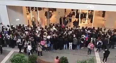 Güvenlik kontrolünden geçenler mağazalara böyle akın etti