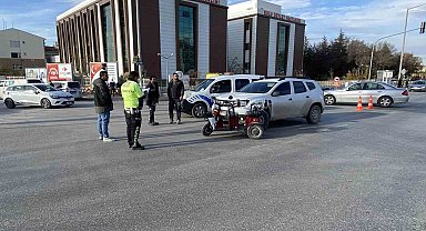 Hafif ticari araçla elektrikli bisiklet çarpıştı: 3 yaralı