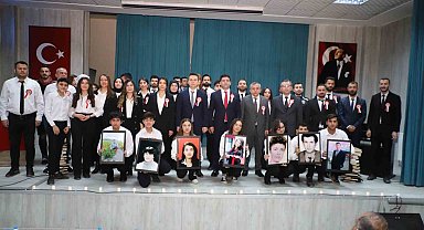 Hakkari'de 24 Kasım Öğretmenler Günü kutlandı