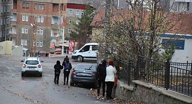Hakkari'de kuvvetli rüzgar öğrencilere zor anlar yaşattı