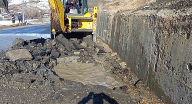 Hakkari'nin içme suyu ihtiyacını sağlayan şebeke patladı