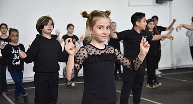 Halk dansları gelecek kuşaklara aktarılıyor
