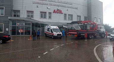Hastane girişi ambulansın üzerine çöktü