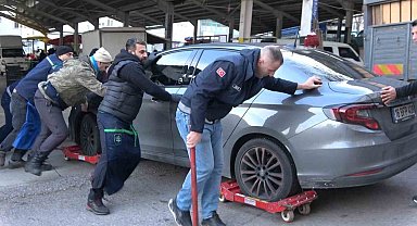 Hatalı park edilen otomobillere pazarcı esnafından kaydıraklı çözüm