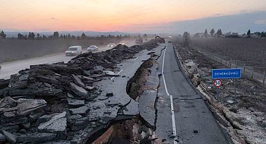 Hatay'da 4 metre kırılmaların olduğu yolda, depremin 3. gününde başlayan çalışmalar aralıksız devam ediyor