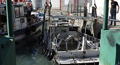 Hatay'da fırtınada batan tekne karaya çıkarıldı
