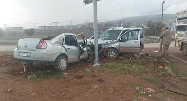 Hatay'da iki araç çarpıştı:3 yaralı
