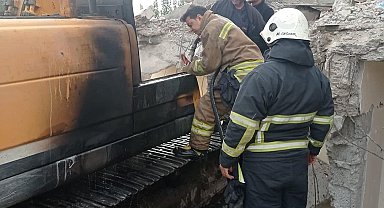 Hatay'da iş makinesi yandı